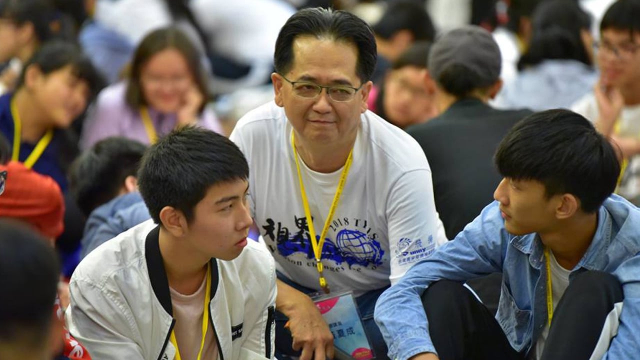 台灣青少年領袖高峰會現場，老師與學員討論