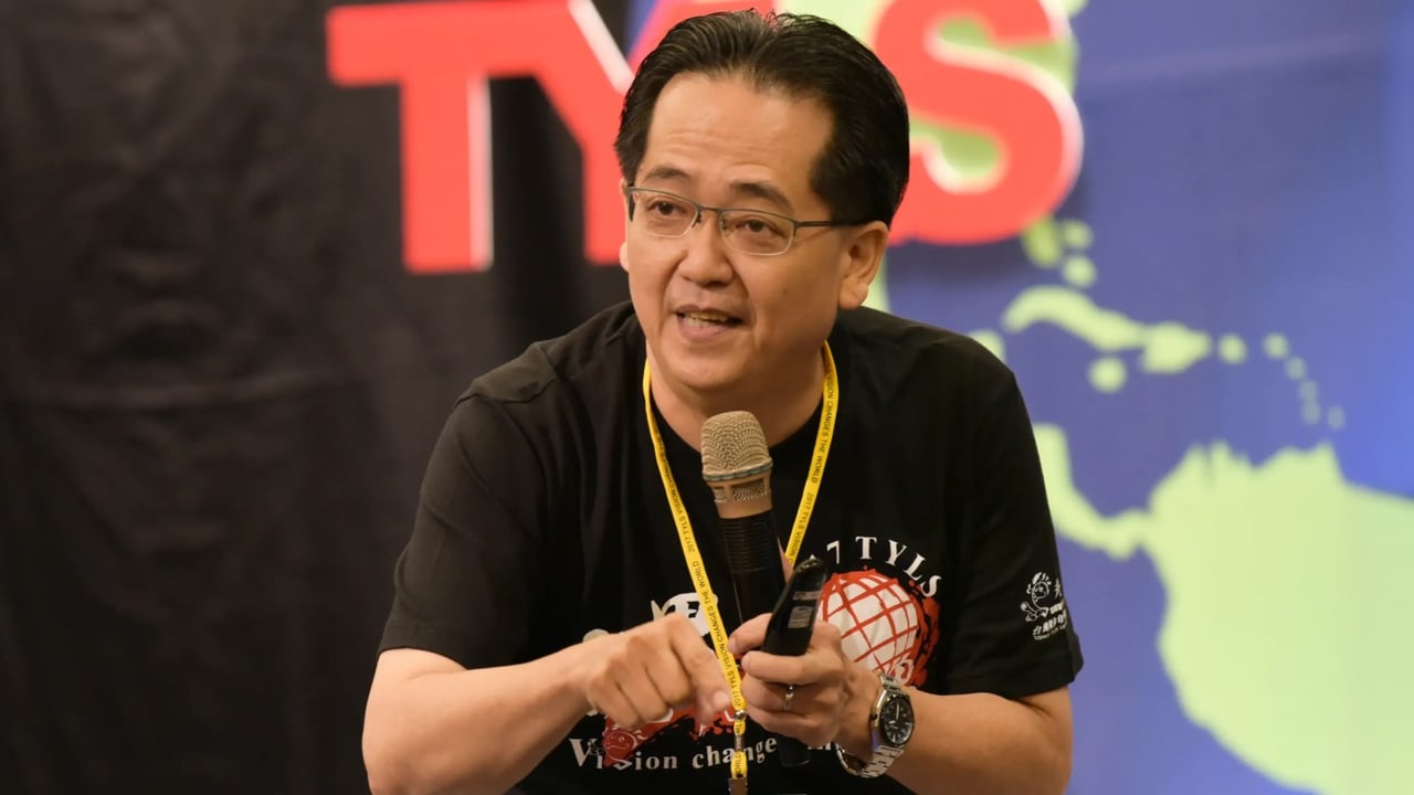 老師在講座舞台上分享