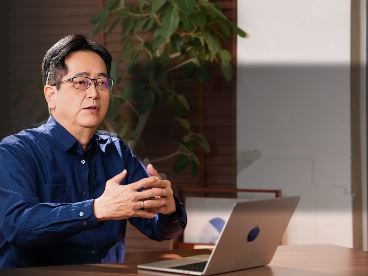 黃夏成老師邊講邊比手勢，神情溫和認真