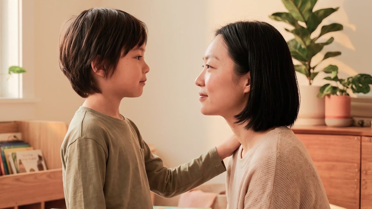 家長蹲下與孩子平視對望