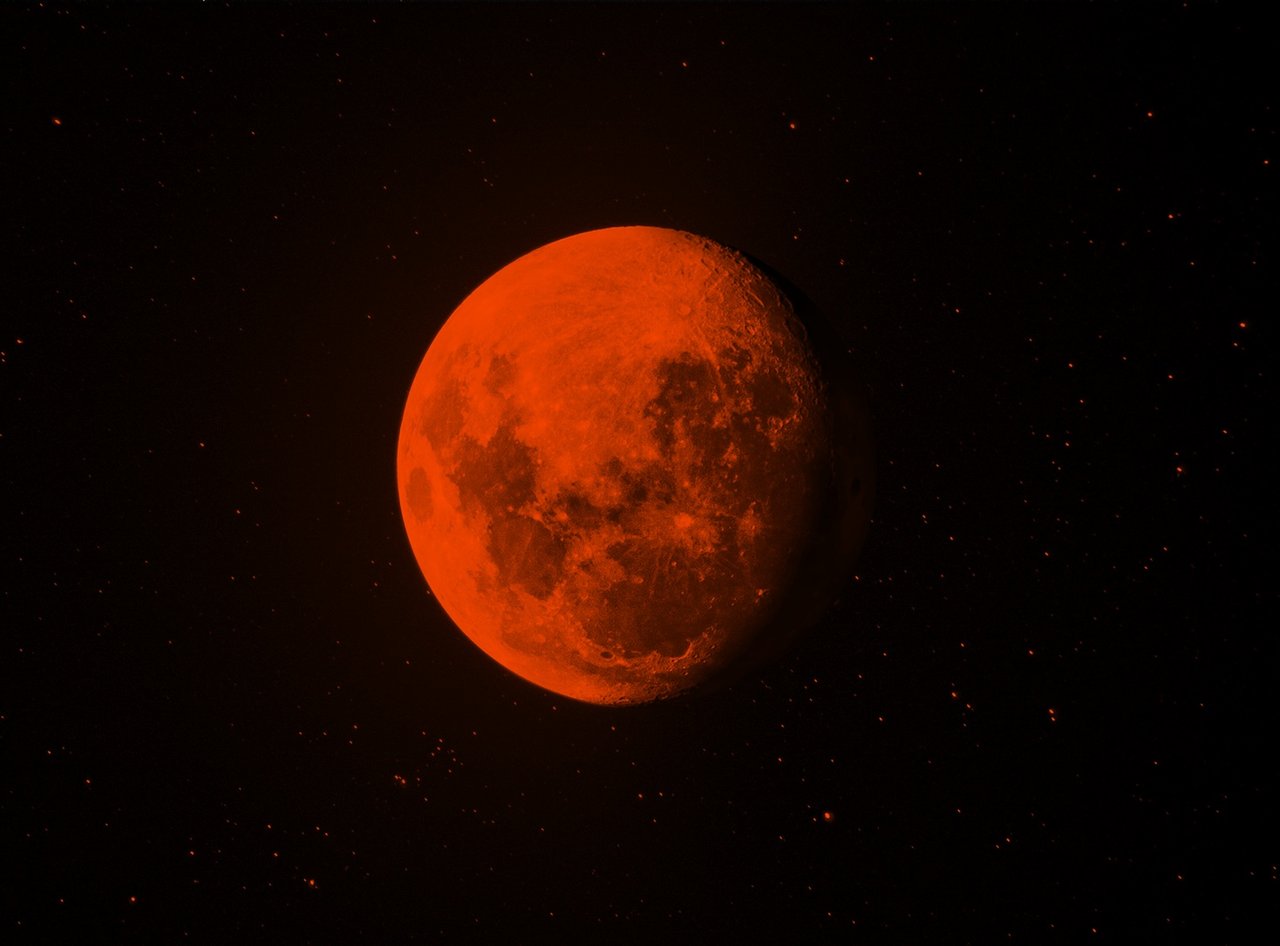 紅色月球夜空